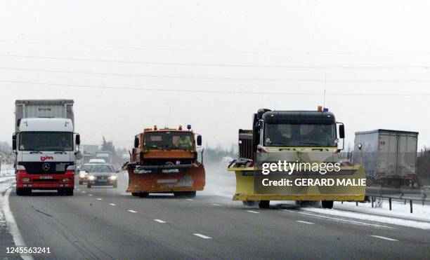 Des chasses-neige sont en action le 28 février 2001 sur l'autoroute A7 dans le sens nord-sud à la hauteur de Valence, où la circulation est...