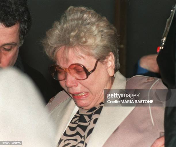 Photo prise le 21 décembre 1988 dans l'aéroport JFK à New-York d'une femme pleurant après avoir appris l'explosion du Boeing 747 de la Pan Am...