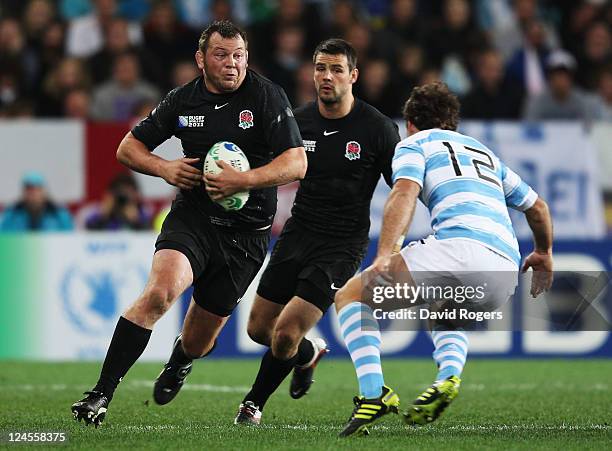 Steve Thompson of England takes on Santiago Fernandez of Argentina during the IRB 2011 Rugby World Cup Pool B match between Argentina and England at...