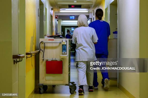Nurses walk down a corridor in the intensive care unit at the pediatric ward of Berlin's Saint Joseph hospital on December 13, 2022. - Corona, flu,...