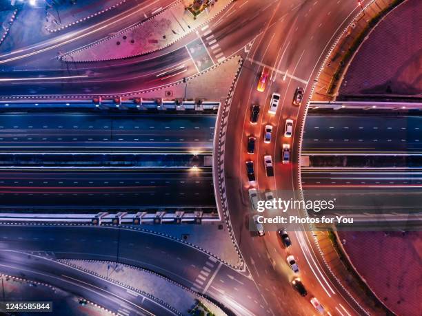 aerial view/circle roads and traffic at night - connected car stock-fotos und bilder