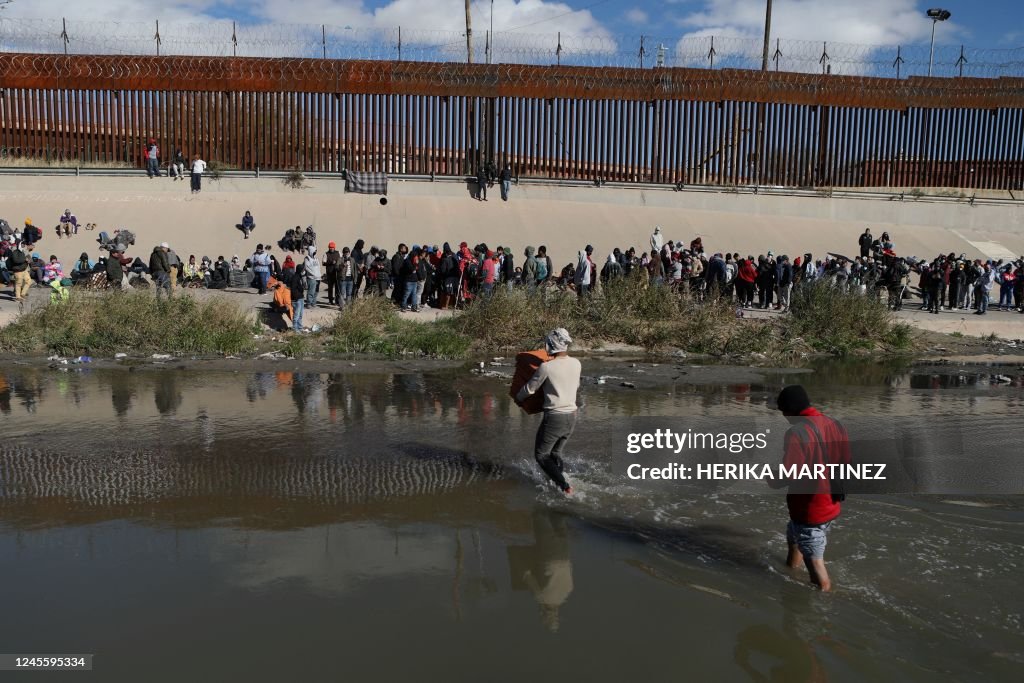 Migrants walk across the Rio Grande to surrender to US Border Patrol ...