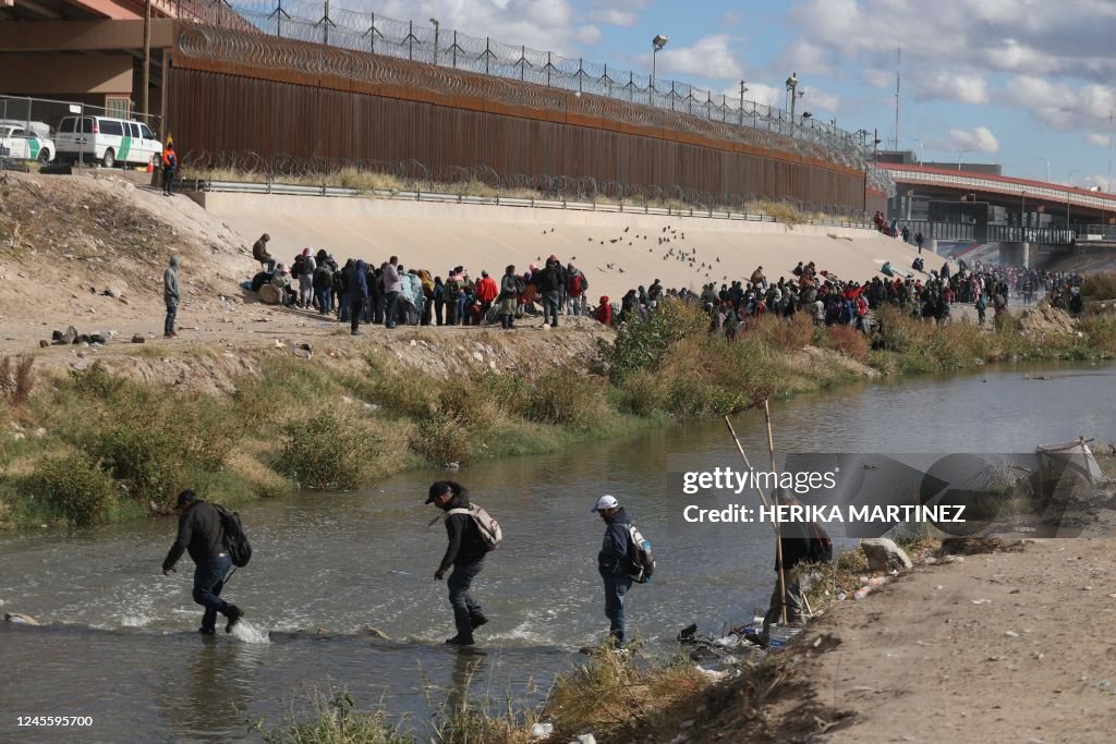 Migrants walk across the Rio Grande to surrender to US Border Patrol ...