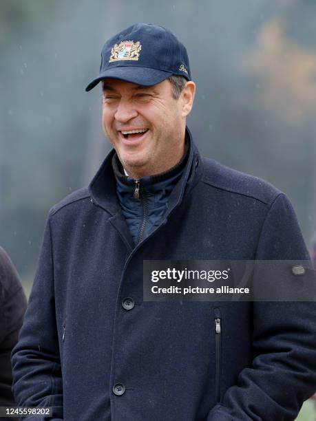 November 2022, Bavaria, Neuhof/Zenn: Minister President Markus Söder hands over a notice of approval for the construction of two new, modern wind...