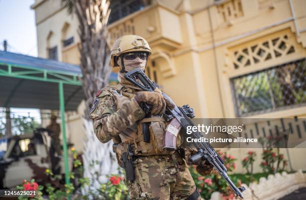 December 2022, Mali, Bamako: Soldiers from Mali wait for Lambrecht , Minister of Defense, and Camara, her counterpart at the Ministry of Defense in...