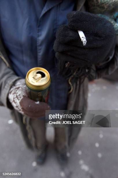 Un sans-domicile-fixe fume une cigarette, le 18 décembre à 2007 à Paris, à l'entrée de l'Espace Solidarité Insertion , ancienne station de métro...