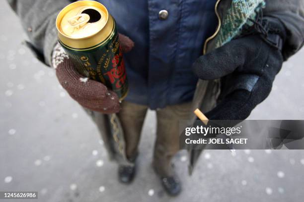 Un sans-domicile-fixe fume une cigarette, le 18 décembre à 2007 à Paris, à l'entrée de l'Espace Solidarité Insertion , ancienne station de métro...