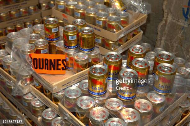 Photo diffusée le 15 février 2007 par les Douanes françaises de canettes de boisson énergisante contrefaisant la marque Red Bull, destinées au marché...