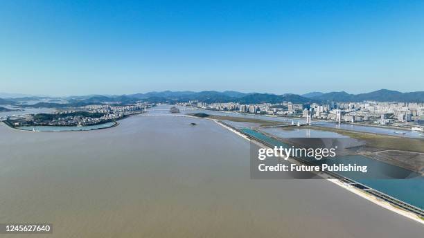 The Chashan Bridge, which connects Xiaogan Island and Changzhi Island in Zhoushan City, Zhejiang Province, China, opened to traffic on Dec 15, 2022.