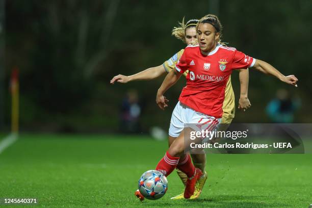 Mariona Caldentey of FC Barcelona vies with Andreia Norton of SL Benfica for the ball possession during the UEFA Women's Champions League group D...