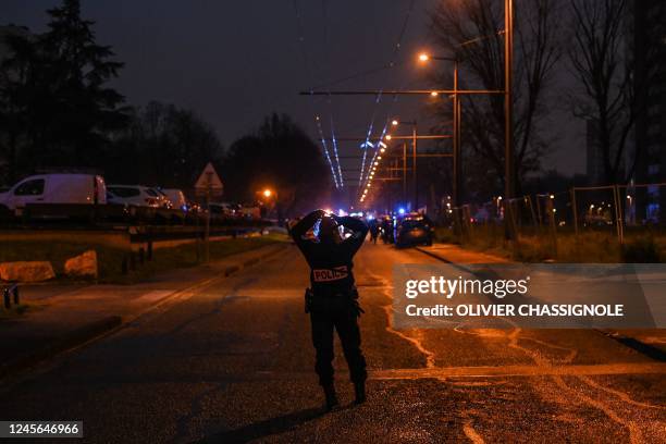 Police Perimeter Example Police Perimeter Photos and Premium High Res Pictures - Getty Images