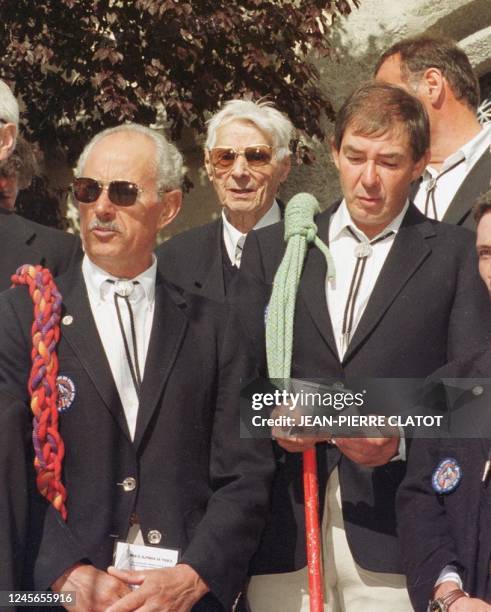 Photo prise le 15 août 1999 à Chamonix de Roger Frison-Roche au milieu de la chorale des guides de Chamonix lors de sa dernière sortie publique....