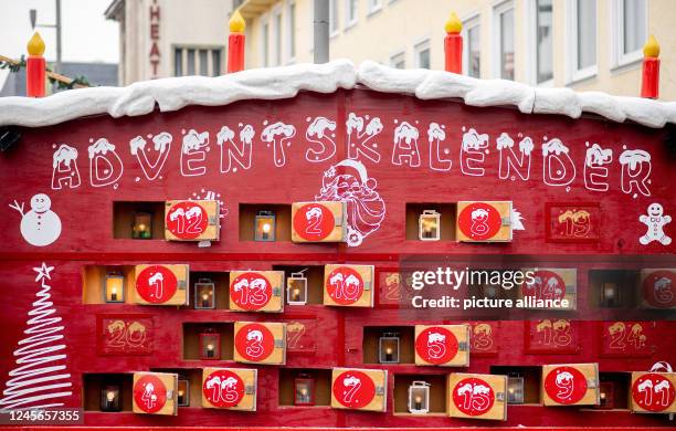 December 2022, Bremen, Bremerhaven: An Advent calendar with numerous lanterns stands at the Christmas market in the city center. Photo:...