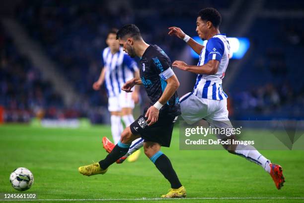 Danny Loader of FC Porto and Kiki Afonso of FC Vizela battle for the ball during the Taca de Portugal match between FC Porto and Vizela at Estadio do...