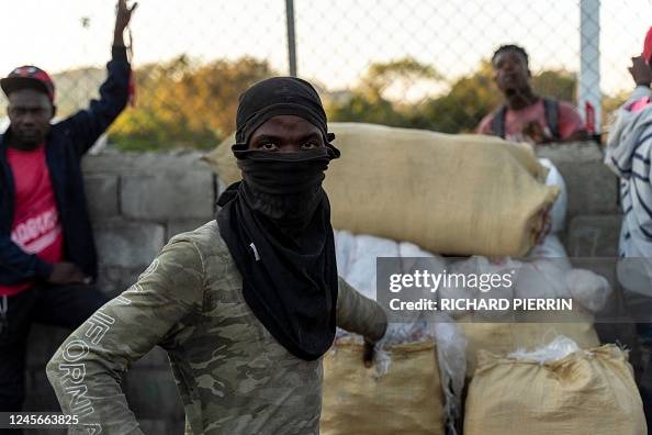 Belladere Haitians carry goods from the Dominican Republic, in Belladere, Haiti ...