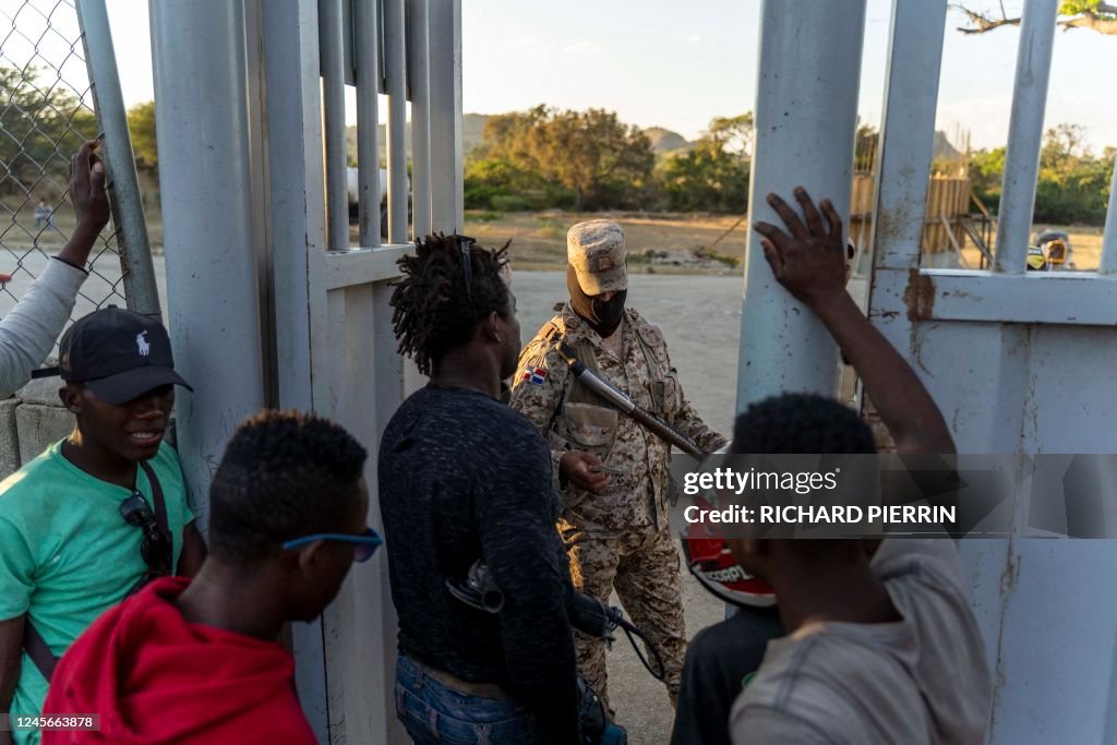 Belladere Haitians carry goods from the Dominican Republic, in Belladere, Haiti ...