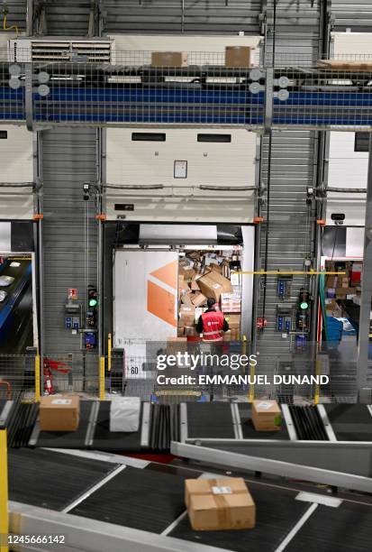 Colissimo Parcel 83 Le Thillay Stock Photos, High-Res Pictures, and Images - Getty Images