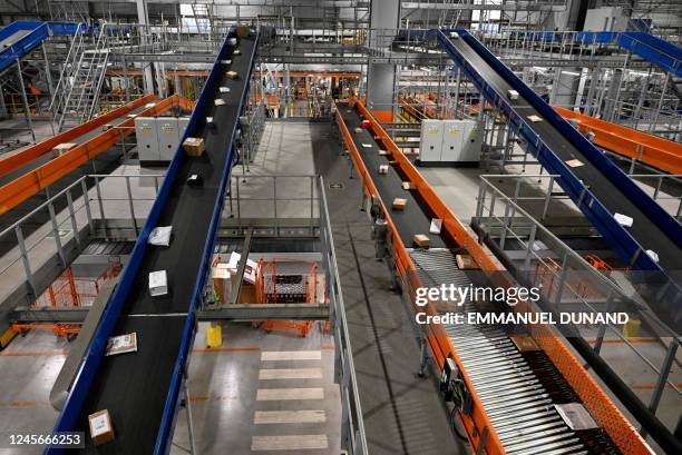 Colissimo Parcel 106 Le Thillay Stock Photos, High-Res Pictures, and Images - Getty Images