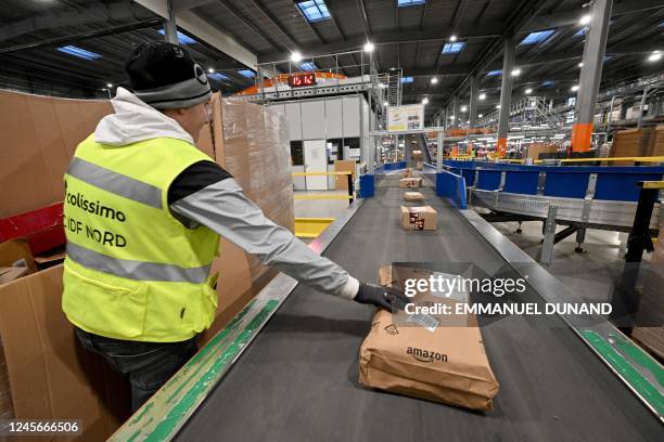 Colissimo Parcel 106 Le Thillay Stock Photos, High-Res Pictures, and Images - Getty Images