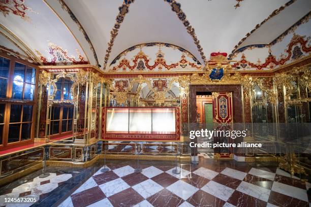 April 2020, Saxony, Dresden: A display case damaged during a burglary in the Jewel Room in the Historic Green Vault in the Dresden Palace of the...