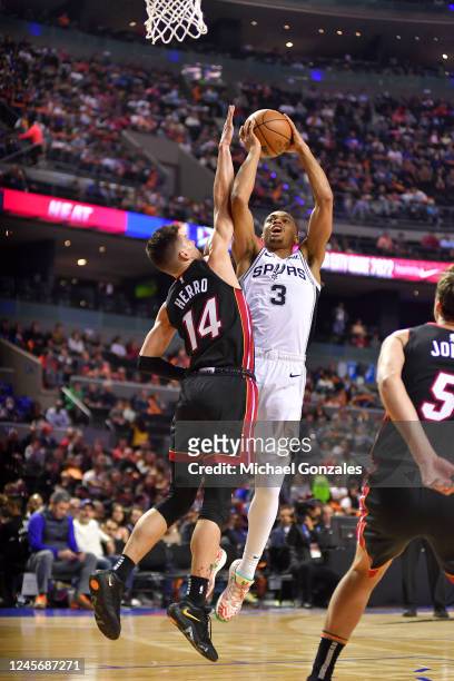 Keldon Johnson of the San Antonio Spurs shoots the ball during the game against the Miami Heat on December 17, 2022 at Arena Ciudad de Mexico in...