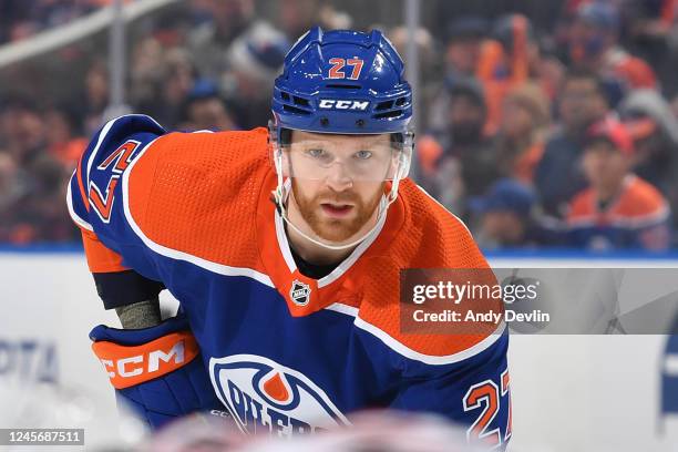 Brett Kulak of the Edmonton Oilers awaits a face-off during the game Photo d'actualité - Getty Images