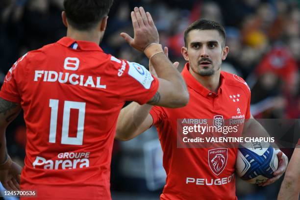 Toulouse's French fullback Thomas Ramos claps the hand of Toulouse's French fly-half Romain Ntamack during the European Rugby Champions Cup pool B...