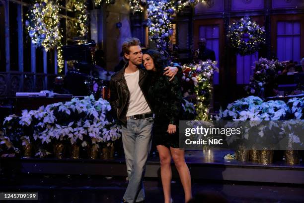 Austin Butler, Lizzo Episode 1835 -- Pictured: Host Austin Butler and Cecily Strong during the Blue Christmas sketch on Saturday, December 17, 2022 --