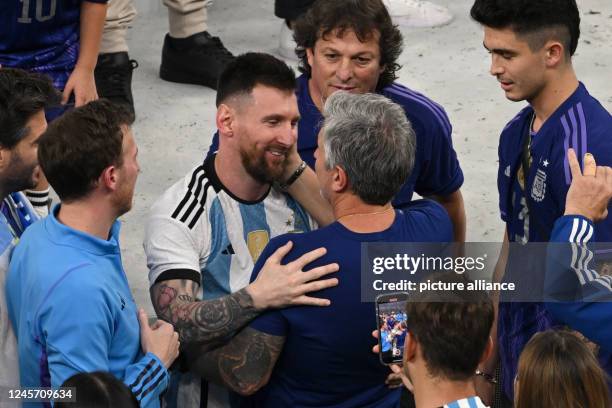 December 2022, Qatar, Lusail: Soccer, World Cup, Argentina - France, final round, final, Lusail Stadium, Argentina's Lionel Messi with his father...
