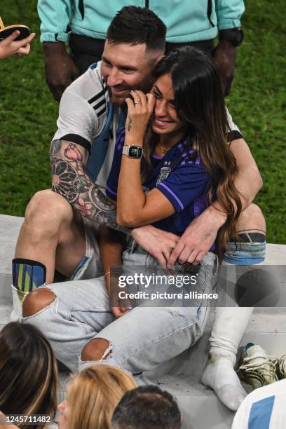 December 2022, Qatar, Lusail: Soccer, World Cup, Argentina - France, final round, final, Lusail Stadium, Argentina's Lionel Messi with his wife...