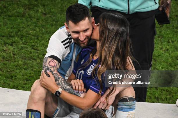 December 2022, Qatar, Lusail: Soccer, World Cup, Argentina - France, final round, final, Lusail Stadium, Argentina's Lionel Messi with his wife...