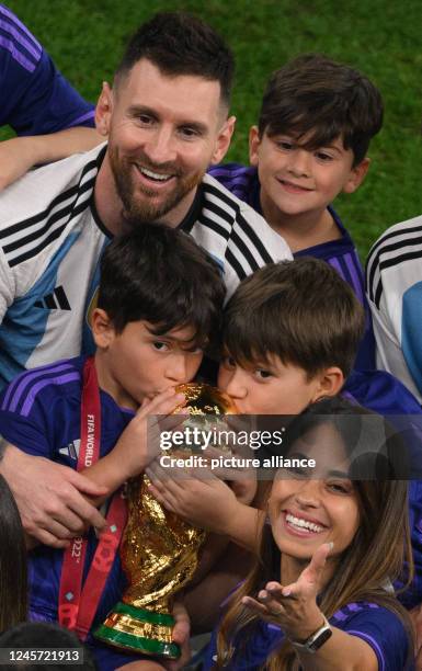 December 2022, Qatar, Lusail: Soccer, World Cup, Argentina - France, final round, final, Lusail Stadium, Argentina's Lionel Messi and his family with...