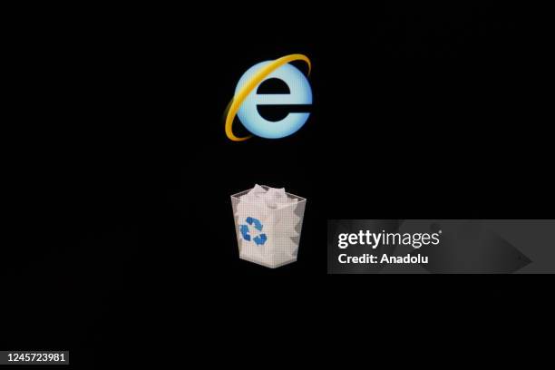 Computer Ie Internet Explorer Photos Photos and Premium High Res Pictures - Getty ...