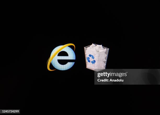 Computer Ie Internet Explorer Photos Photos and Premium High Res Pictures - Getty ...
