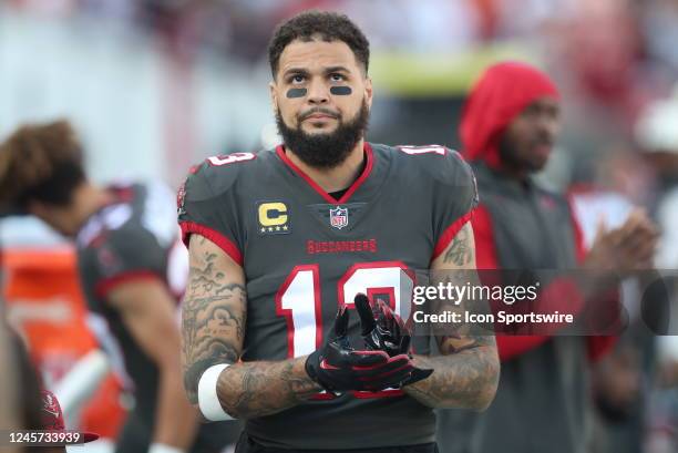 Tampa Bay Buccaneers wide receiver Mike Evans claps his hands along the sidelines during the regular season game between the Cincinnati Bengals and...