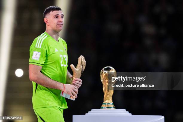 December 2022, Qatar, Lusail: Soccer: World Cup, Argentina - France, Final Round, Final, Lusail Stadium, Argentina goalkeeper Emiliano Martinez with...