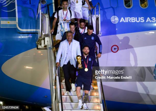Lionel Messi, Claudio Tapia, Lionel Scaloni get off the plane with the FIFA World Cup during the arrival of the Argentina men's national football...