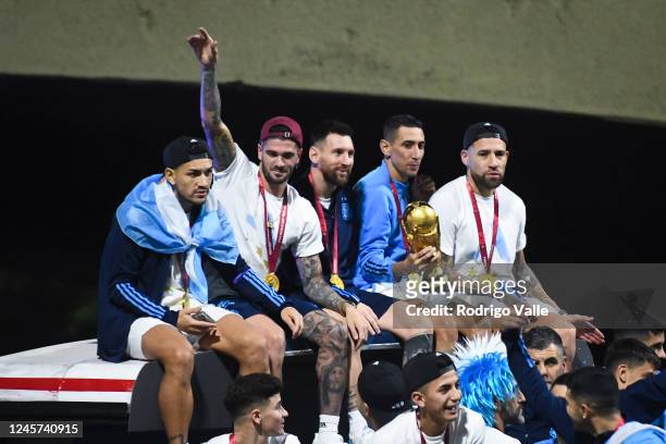 Leandro Paredes, Rodrigo De Paul, Lionel Messi, Angel Di Maria and Nicolas Otamendi celebrate on the bus during the arrival of the Argentina men's...