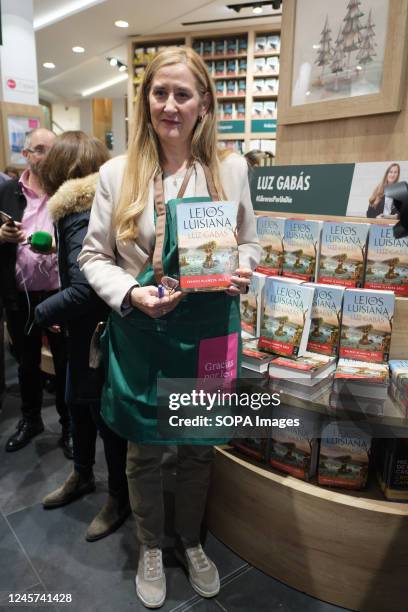 Luz Gabás during the campaign "Acción de Navidad Por la lectura" at the Casa del Libro bookstore in Madrid. "Acción de Navidad Por la lectura" is a...