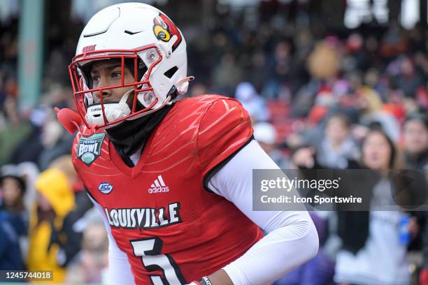 Louisville Cardinals tight end Marshon Ford runs out of the locker room and to the field prior to the start of the third quarter of the Wasabi Fenway...