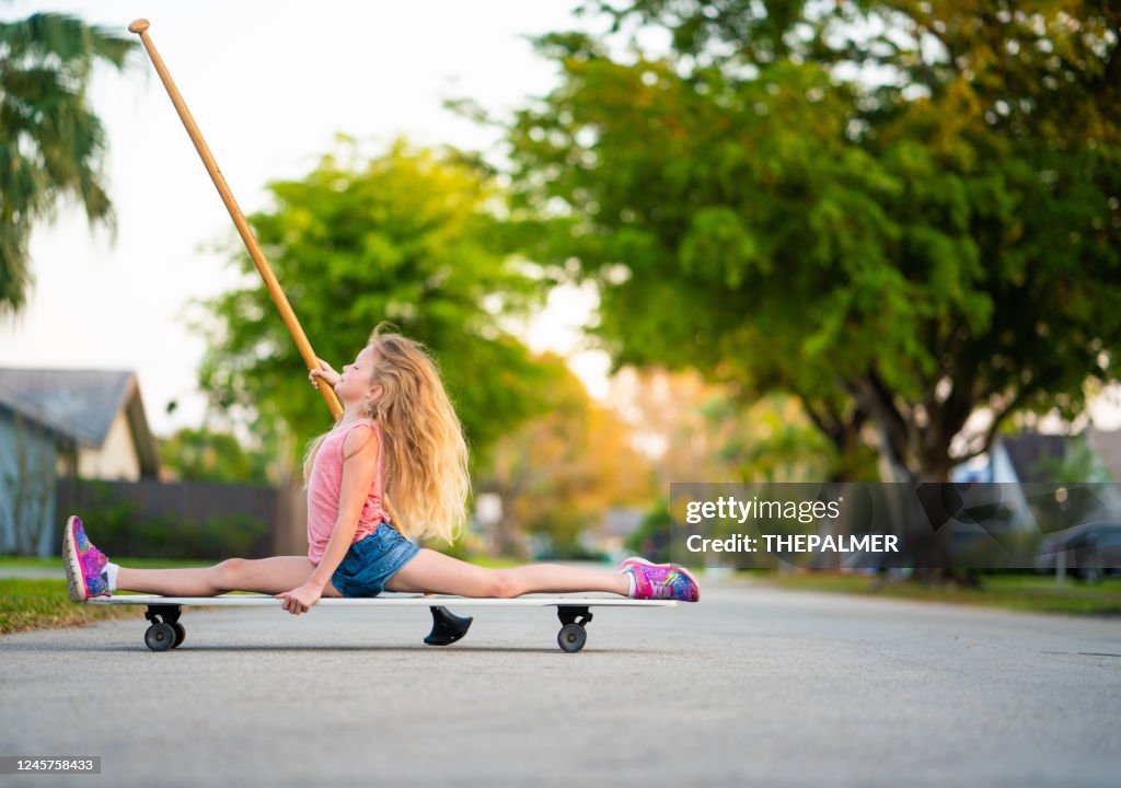 Meisje dat een gespleten over een longboard doet