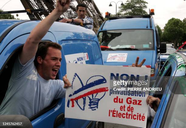 Des agents d'EDF-GDF défilent le 21 juin 2004 à Paris, à l'appel de la CGT, de FO, de la CFDT et de la CFTC, en prélude à l'ouverture de la Fête de...