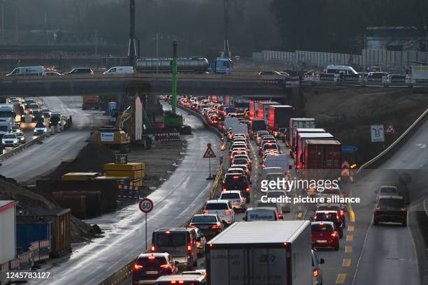 December 2022, Hamburg: Numerous cars and trucks are jammed on the A7 southbound. Photo: Jonas Walzberg/dpa