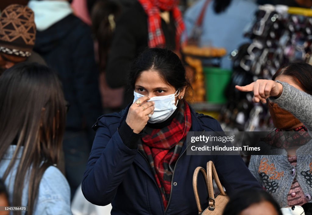 Heavy Rush In Delhi Markets Amid Rising Covid Concerns