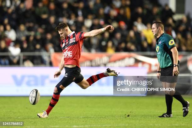 Toulon's Welsh fly-half Dan Biggar kicks the ball during the French Top14 rugby union match between RC Toulonnais and Lyon OU at the Mayol Stadium in...