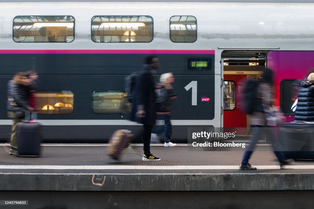 France Begins Rail Strikes Ahead of Christmas Weekend