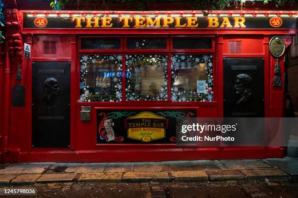 Night view of the facade of Temple Bar, one of the most famous and photographed pubs in Dublin , located in the neighborhood of the same name