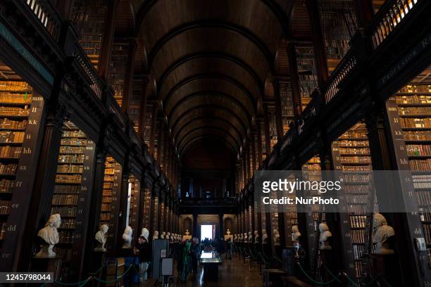 The imposing Long Room, the 65-meter main room of the Trinity College Library with some 200,000 volumes in Dublin .