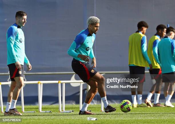 Ronald Araujo and Robert Lewandowski during the first training after the World Cup, in Barcelona, on 23th December 2022. --