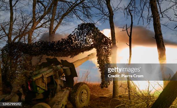 An artillery division of the 59th brigade fires on Russian forces on the frontline near Donetsk on December 23, 2022 in Donetsk, Ukraine. The...